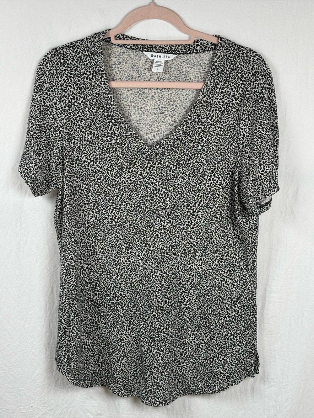 Athleta large women’s Black & White V-Neck Short Sleeve Top